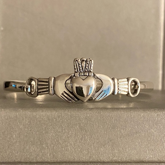 Jewelry - Sterling Silver Claddagh Bangle  ‼️One Left‼️